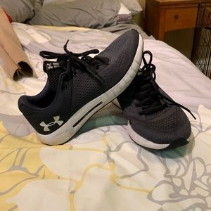 Tennis shoes